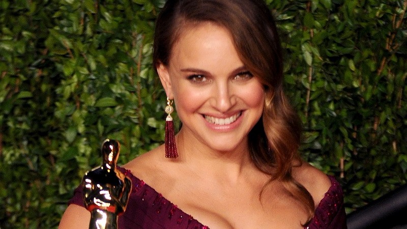Natalie Portman vo fialových šatách, Oscar v ruke